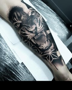 青岛叶先生小臂上的虎头纹身图案