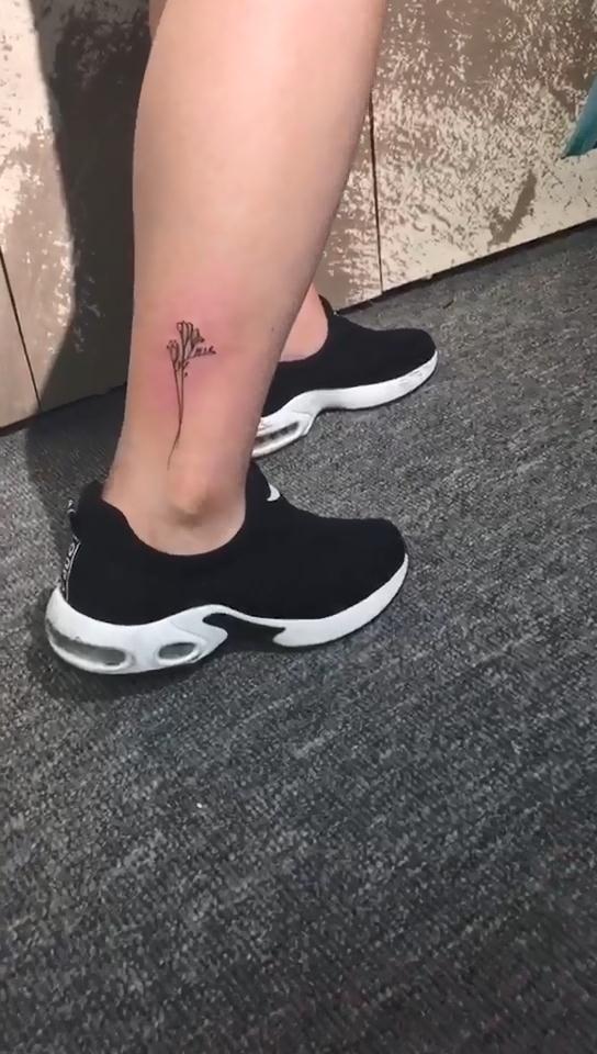 脚踝黑灰小花纹身图案已完成视频